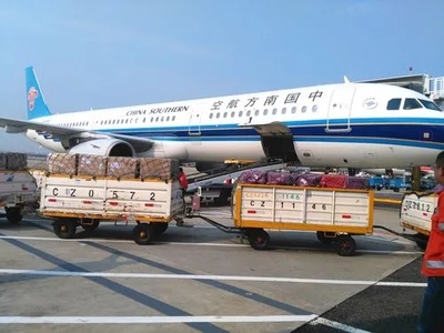 國(guó)際空運(yùn)貨物查詢?nèi)ヂ?航空公司官網(wǎng)與貨代服務(wù)詳解